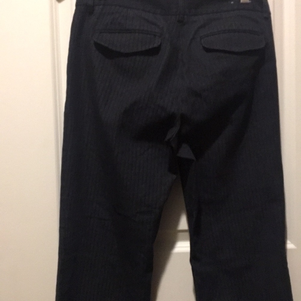 Like New! Dalia Collection dress pants pockets black w/fine grey pinstripe 6